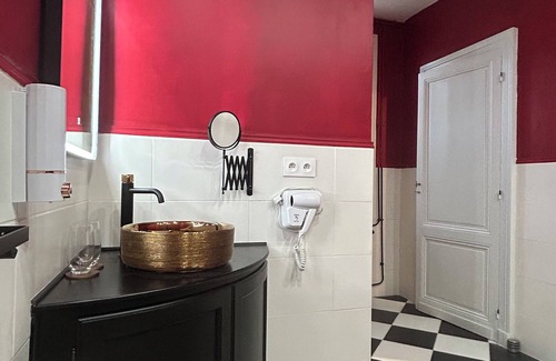 Soussans Bed & Breakfast | Large luxury room at Clos de Bigos, family-run AOC Margaux Artisan vineyard