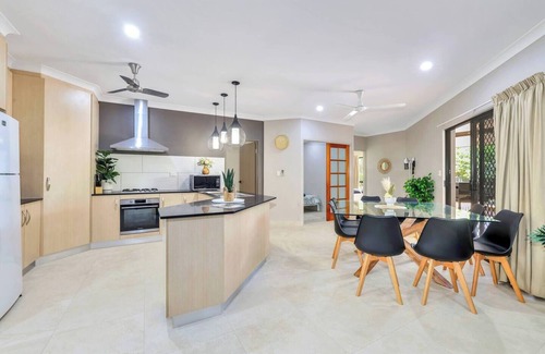 Rosebery House | Large, modern family home in quiet area