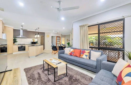 Rosebery House | Large, modern family home in quiet area