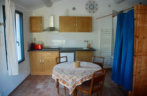 Salon-de-Provence Apartment | Large modern open plan studio quiet, swimming pool, trampoline, terrace, greenery