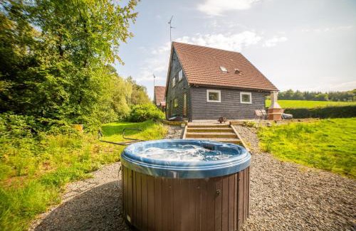 Bailieborough Ski Chalet | Large Newly Refurbished Lakeside Chalet With Optional Private Hot Tub