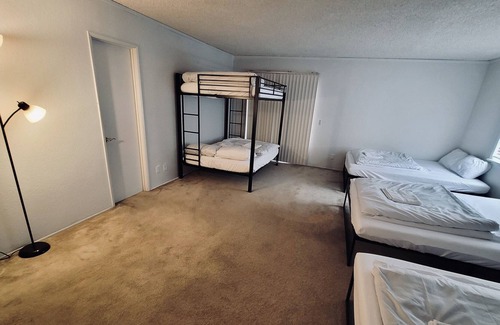 Ridgecrest House | Large Private Room [#3] - 7 Beds - Private Bathroom