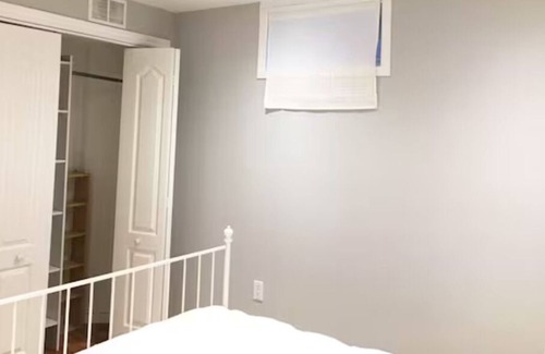 Norval House | Large Quiet Entire Basement,Separate Entrance SelfCheckin,20 minutes to airport.