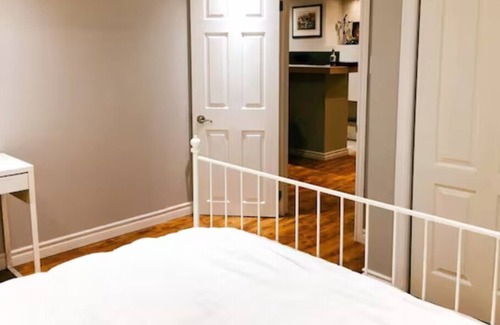 Norval House | Large Quiet Entire Basement,Separate Entrance SelfCheckin,20 minutes to airport.