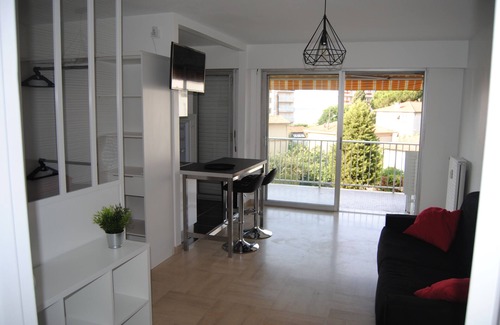Antibes Apartment | Large quiet studio with large terrace near the beach and shops
