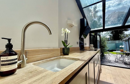 North Richmond Apartment | Large Richmond Garden Apartment 4 Bd/3 Bth w Parking (child/pet friendly!)