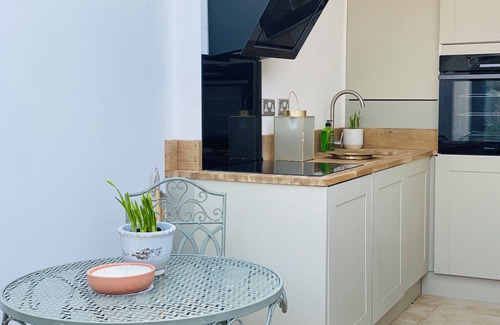 North Richmond Apartment | Large Richmond Garden Apartment 4 Bd/3 Bth w Parking (child/pet friendly!)