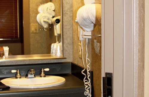 Tulsa Cabin | Large rustic lodge, sleeps 44. Only 12 minutes from downtown Tulsa