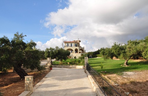 Kissamos Villa | Large Seacoast Villa on Estate in Crete’s Western Olive Region. Avail. Yr-Round.