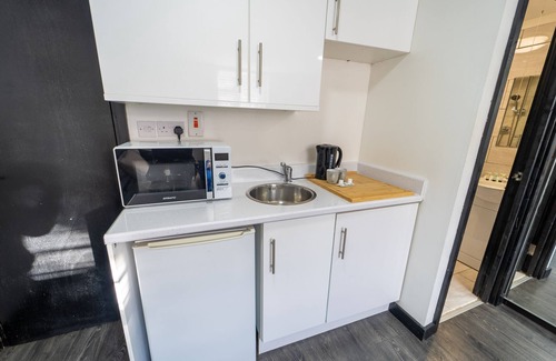 Selly Oak Apartment | Large studio for short term stays near city!