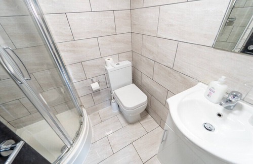 Selly Oak Apartment | Large studio for short term stays near city!