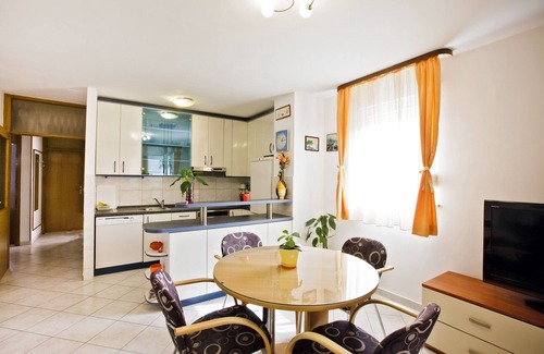 Solin Apartment | Large Two Bedroom Fully Equipped Apt With Free Parking near Split&Trogir Riviera