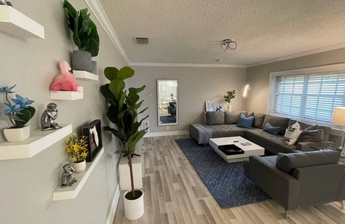 Poinsettia Heights Apartment | Large w/King Beds and workspace near Wilton Manors