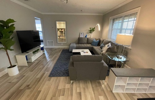 Poinsettia Heights Apartment | Large w/King Beds and workspace near Wilton Manors
