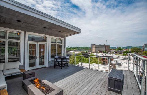Old City Apartment | Largest Rooftop w Firepit - Vaulted LUXE Penthouse