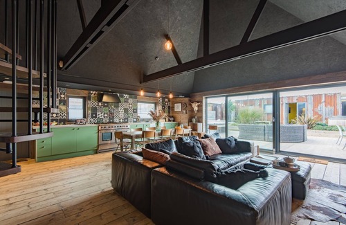 Camber Cottage | Lark Rise by Bloom Stays - a holiday let that sleeps 6 guests in 3 bedrooms