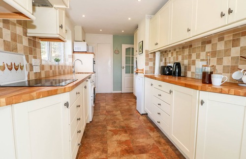 New Forest District Cottage | LARKRISE, pet friendly, character holiday cottage in Fordingbridge
