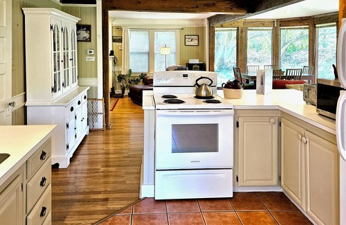Methow Valley House | Larksong Cabin, Formerly "Cute Cabin"-Dog friendly and Close to Ski Trails !