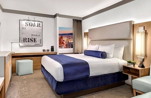Gateway District Hotel | Las Vegas Vacation! Pool, Game Room, Casino, Parking! Near The Neon Museum