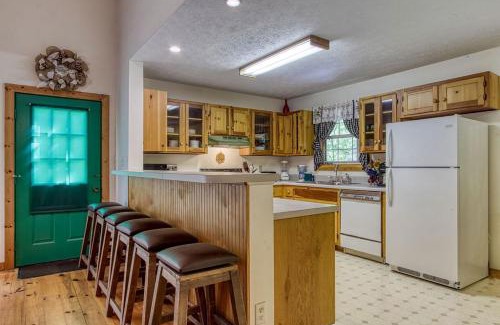 Wears Valley House | Laurel Cottage, 560 FREE tickets each paid day, Hot Tub, Pool Table!