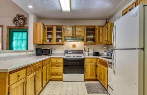 Wears Valley House | Laurel Cottage, 560 FREE tickets each paid day, Hot Tub, Pool Table!