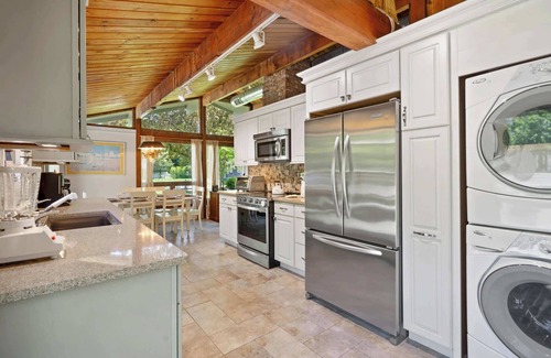 East Marion House | Lavender Field Retreat Nearby the Beach & Farms