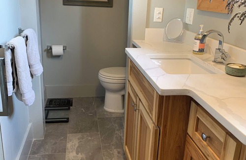 Lynn Bed & Breakfast | Lavender Hill has a Saltwater Pool, walkable to town & Private patio entrance