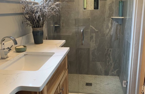 Lynn Bed & Breakfast | Lavender Hill has a Saltwater Pool, walkable to town & Private patio entrance