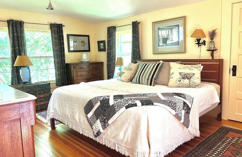 Lynn Bed & Breakfast | Lavender Hill has a Saltwater Pool, walkable to town & Private patio entrance