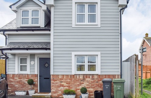 Lake Cottage | Lavender Lodge is a fabulous holiday home situated in the seaside resort of Shanklin.