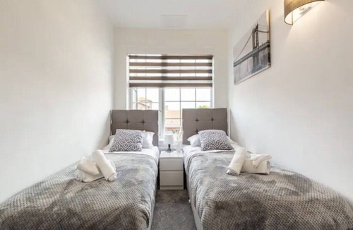 Havering Apartment | Lavish Hornchurch High-Street Apartment w/ Terrace
