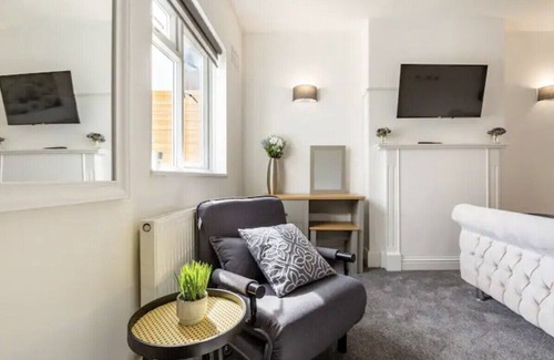 Havering Apartment | Lavish Hornchurch High-Street Apartment w/ Terrace