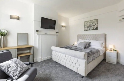 Havering Apartment | Lavish Hornchurch High-Street Apartment w/ Terrace