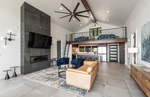 Mount Vernon House | Lavish Lake Getaway W/180* Views+ Boat Dock