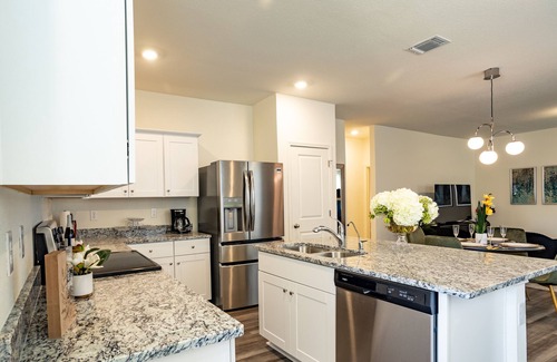 Hutto House | Lavishly Decorated 3-Bedroom Home Near Samsung Taylor with King-Sized Bed