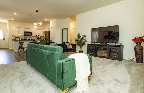 Hutto House | Lavishly Decorated 3-Bedroom Home Near Samsung Taylor with King-Sized Bed