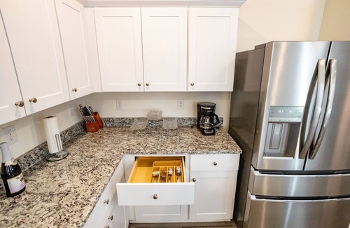 Hutto House | Lavishly Decorated 3-Bedroom Home Near Samsung Taylor with King-Sized Bed