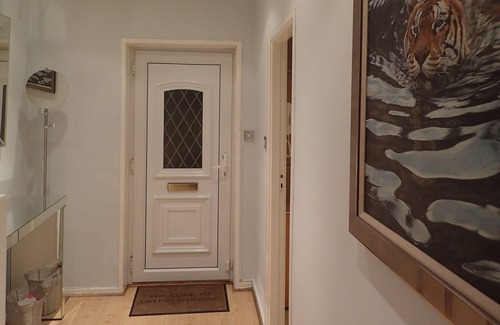 West Hendon House | Layfield House- Luxury 3 Bedroom Family Home close to transport links to London