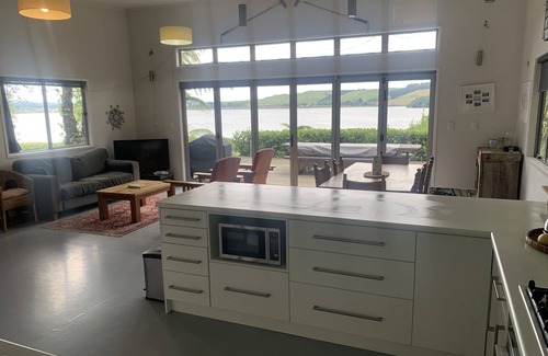 Tikitere House | Laze by the Lake