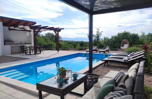 Garica Villa | Lazy 8 Villa