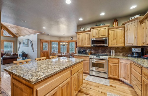 Wagon Wheel House | Lazy Bear - Game rm - Hot tub - Trailer parking - 3000 sq ft home - Rustic