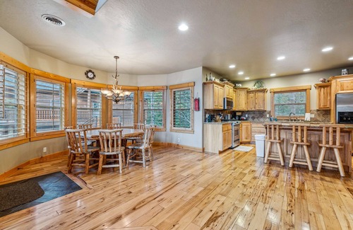 Wagon Wheel House | Lazy Bear - Game rm - Hot tub - Trailer parking - 3000 sq ft home - Rustic