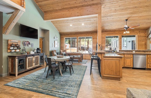 Granite Ridge Cabin | Lazy Bear Lodge- Rustic, Luxe retreat in Shaver!