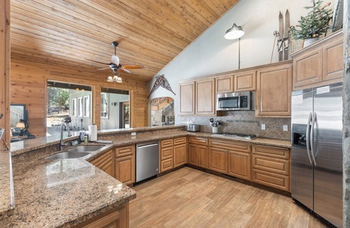 Granite Ridge Cabin | Lazy Bear Lodge- Rustic, Luxe retreat in Shaver!