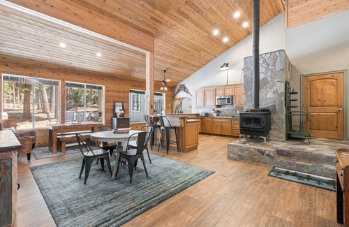 Granite Ridge Cabin | Lazy Bear Lodge- Rustic, Luxe retreat in Shaver!