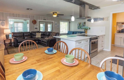 Kingsland House | Lazy Cove Waterfront Getaway on Lake Lbj!