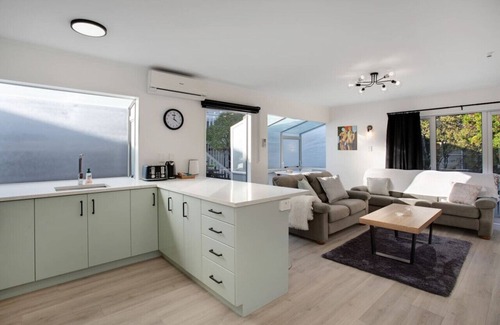 Pakuranga Heights House | Lazy Daze Retreat with Parking and Wi-fi
