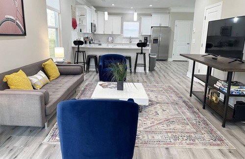 Paw Creek House | Lazy Deer Lodge - 10 Min. to US Whitewater Center & Uptown - BBQ - Fire pit - Garage - Fenced - Pets