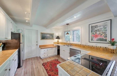 Guerneville House | Lazy Lightning Lodge- 20 acres, pool, spa, dntwn GV