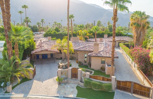 Warm Sands House | LAZY RIVER! LARGE POOL! STAYS COOL! 8ft deep plus river